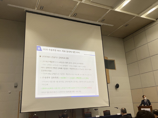 김용원 한국자동차산업협회 상무가 18일 광주 김대중컨벤션센터 컨벤션홀에서 열린 '2021 한국자동차기자협회 심포지엄'에서 '2050 탄소중립 및 2030 NDC(국가온실가스감축목표) 상향이 자동차 산업에 미치는 영향'을 주제로 발표를 하고 있다. 장우진 기자